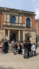 Schülerinnen und Schüler vor dem Bayreuther Festspielhaus